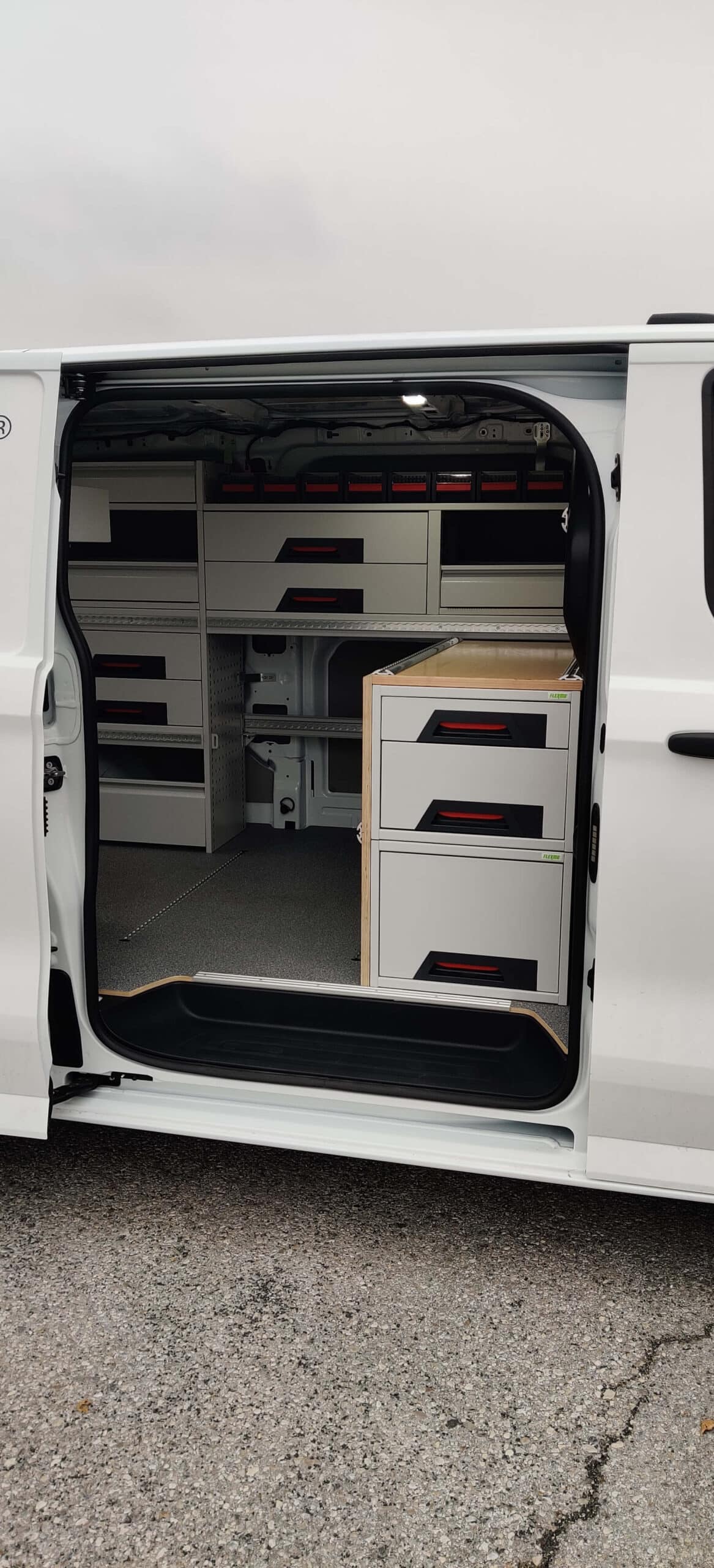 Offener Lieferwagen mit modularen Schubladen und Regalen für FLEXMO Fahrzeugeinrichtung und Ladungssicherung.